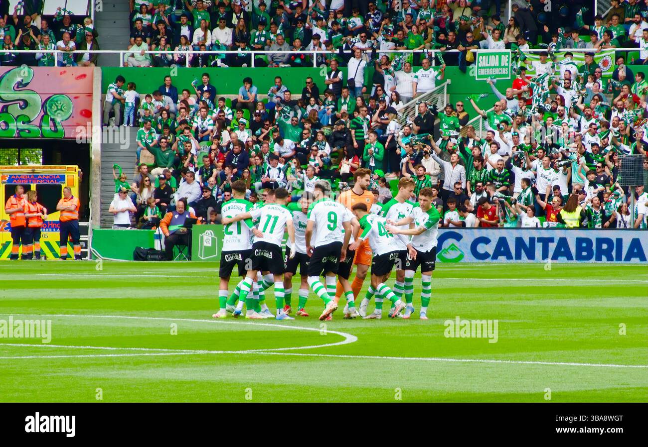 Gareggiare i giocatori del Santander in un huddle prima dell'inizio di una partita in casa contro l'Oviedo 2024/2025 stagione 11 maggio 2025 Santander Cantabria Spagna Foto Stock