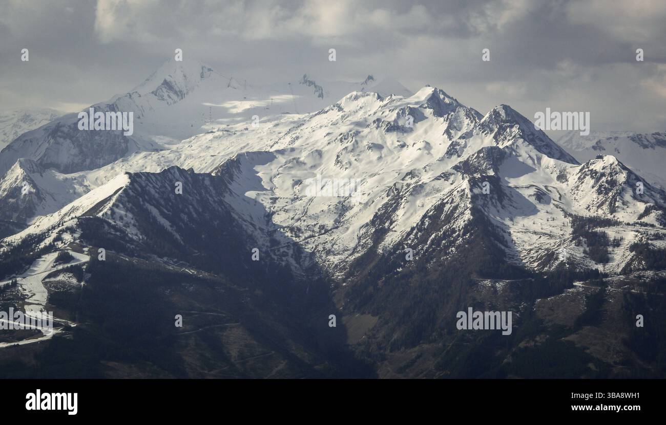 La scomparsa di neve nelle Alpi austriache in primavera Foto Stock