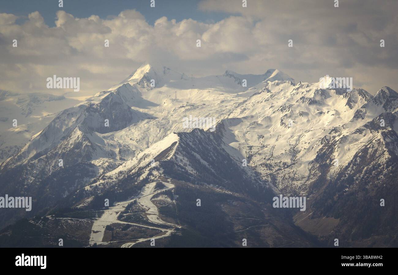 La neve sparisce nelle Alpi austriache in primavera Foto Stock