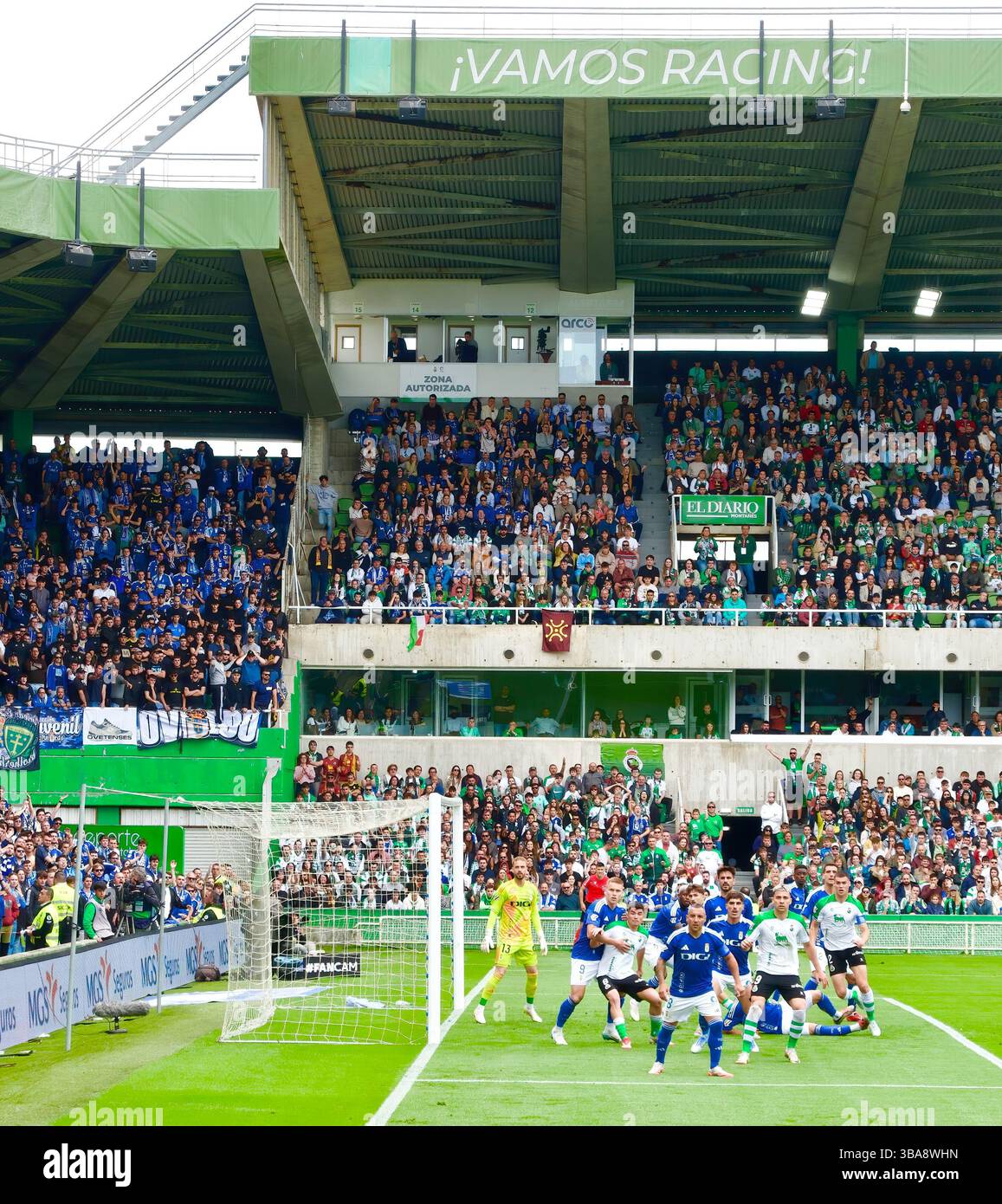 Racing Santander vs Oviedo partita di calcio in corso alla fine della stagione 2024/2025 ha portato a un pareggio 1-1 11 maggio 2025 Santander Cantabria Spagna Foto Stock