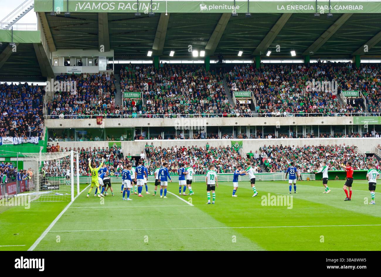 Racing Santander vs Oviedo partita di calcio in corso alla fine della stagione 2024/2025 ha portato a un pareggio 1-1 11 maggio 2025 Santander Cantabria Spagna Foto Stock