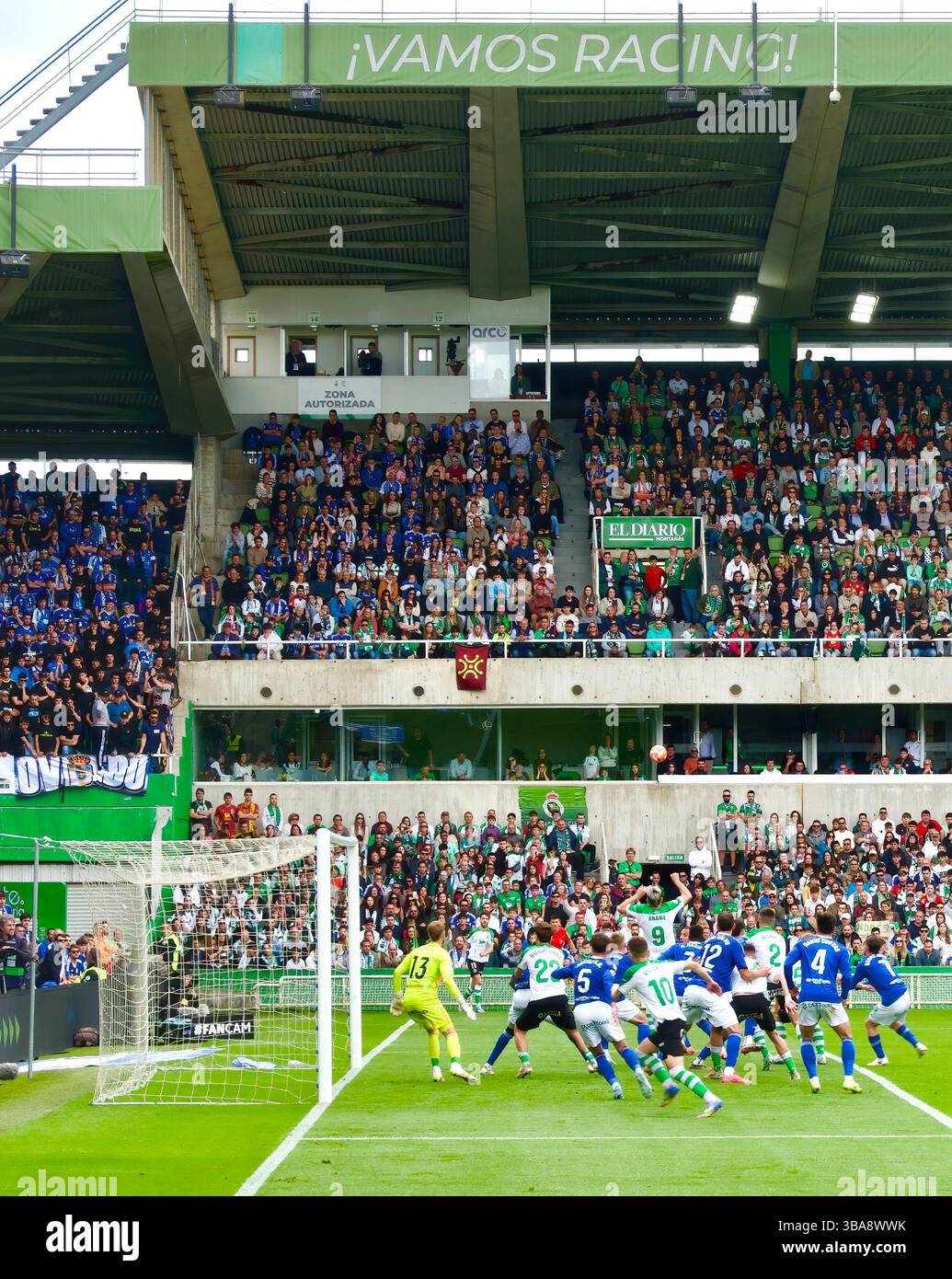 Racing Santander vs Oviedo partita di calcio in corso alla fine della stagione 2024/2025 ha portato a un pareggio 1-1 11 maggio 2025 Santander Cantabria Spagna Foto Stock