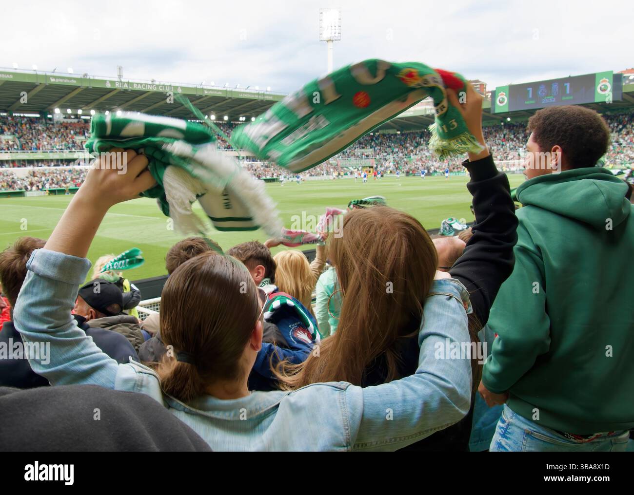 Racing Santander vs Oviedo partita di calcio con tifosi che celebrano un gol in casa che ha portato a un pareggio 1-1 11 maggio 2025 Santander Cantabria Spagna Europa Foto Stock