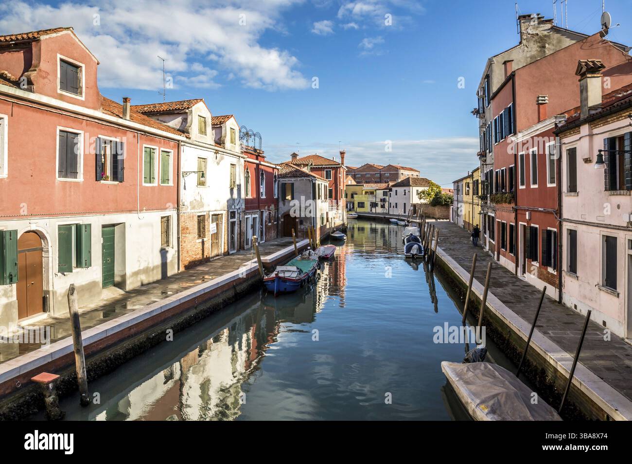 La pittoresca isola di Murano nella laguna veneta è intrecciata con canali e strette stradine tra case storiche e palazzi con belle ville Foto Stock