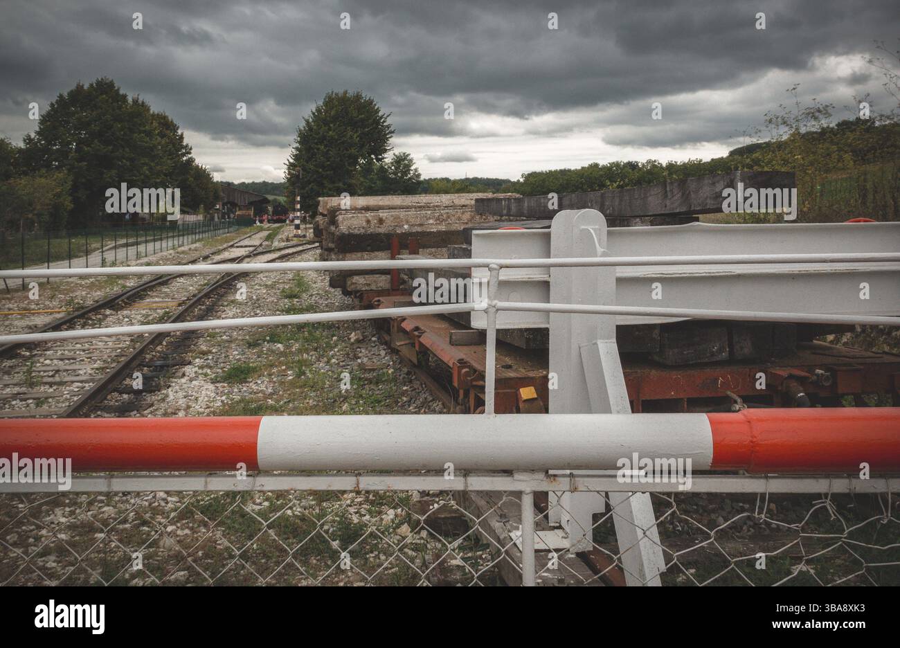Attraversamento ferroviario contro uno sfondo nuvoloso in Francia Foto Stock