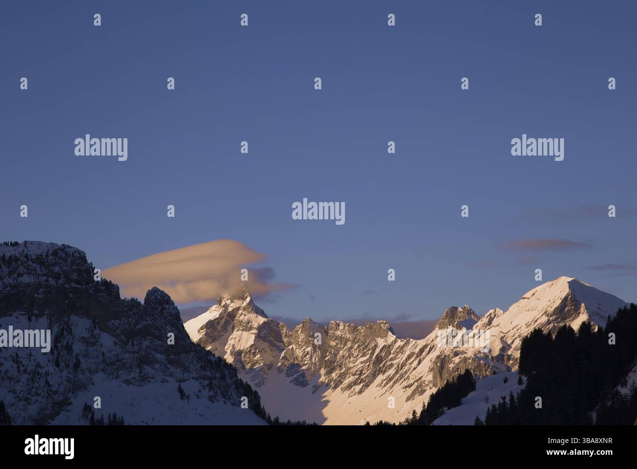 Cielo colorato al tramonto sulle montagne innevate. Flaine, Grand Massif, Francia, Araches-la-Frasse, Francia, Europa Foto Stock