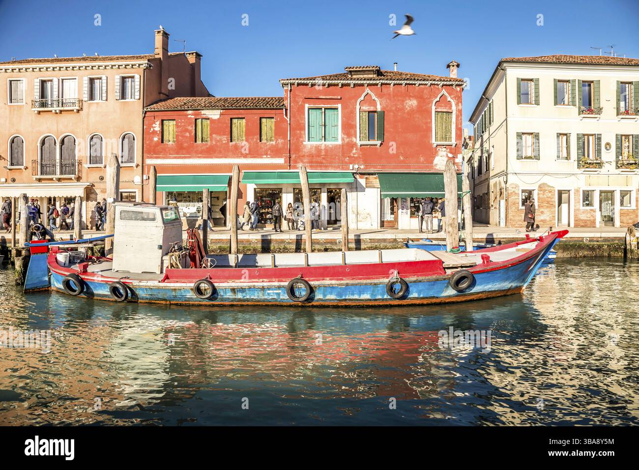 La pittoresca isola di Murano nella laguna veneta è intrecciata con canali e strette stradine tra case storiche e palazzi con belle ville Foto Stock