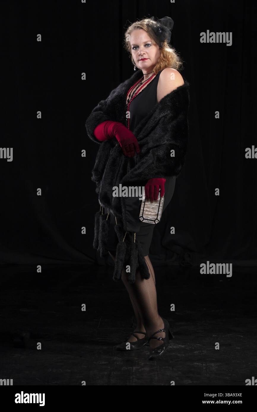 Donna grassa vestita nello stile degli anni '30 del secolo scorso su uno sfondo scuro. Signora vintage retrò Foto Stock