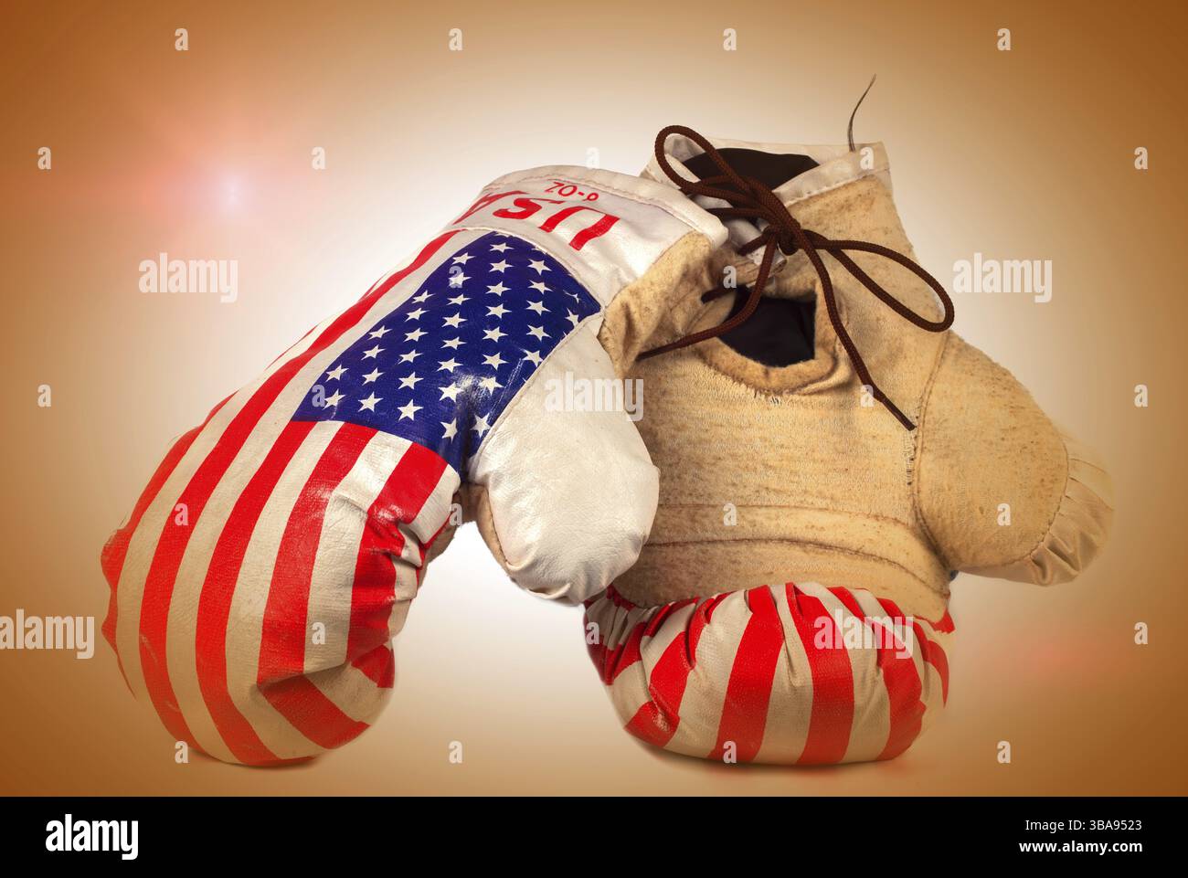 Guanti vintage da boxe con bandiera USA su sfondo beige Foto Stock