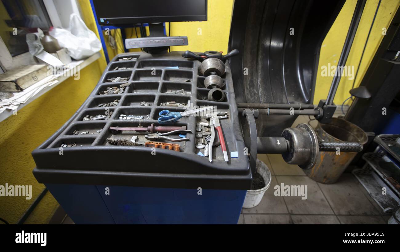 Set di utensili per meccanici di automobili per equilibrare e riparare le ruote Foto Stock