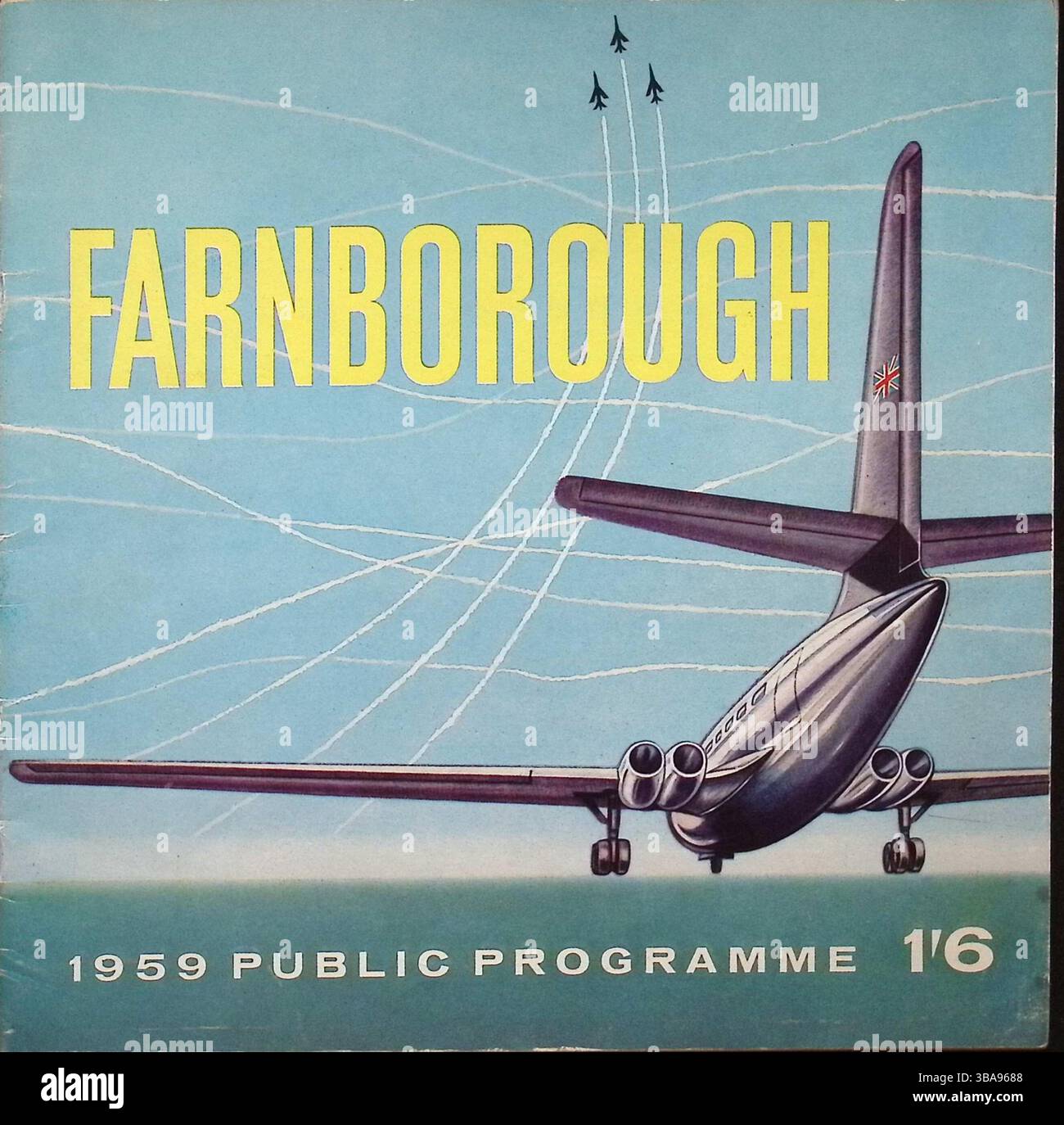 Copertina originale del programma pubblico del Farnborough Air Show 1959, caratterizzata da un audace design grafico con un aereo di linea a reazione stilizzato e un team di esibizioni acrobatiche in volo. Questo souvenir vintage è stato venduto per 1 scellino e 6 pence e riflette l'entusiasmo del dopoguerra per l'eccellenza e l'innovazione dell'aviazione britannica. Un raro collezionabile di una delle più prestigiose esibizioni aeree al mondo. Foto Stock