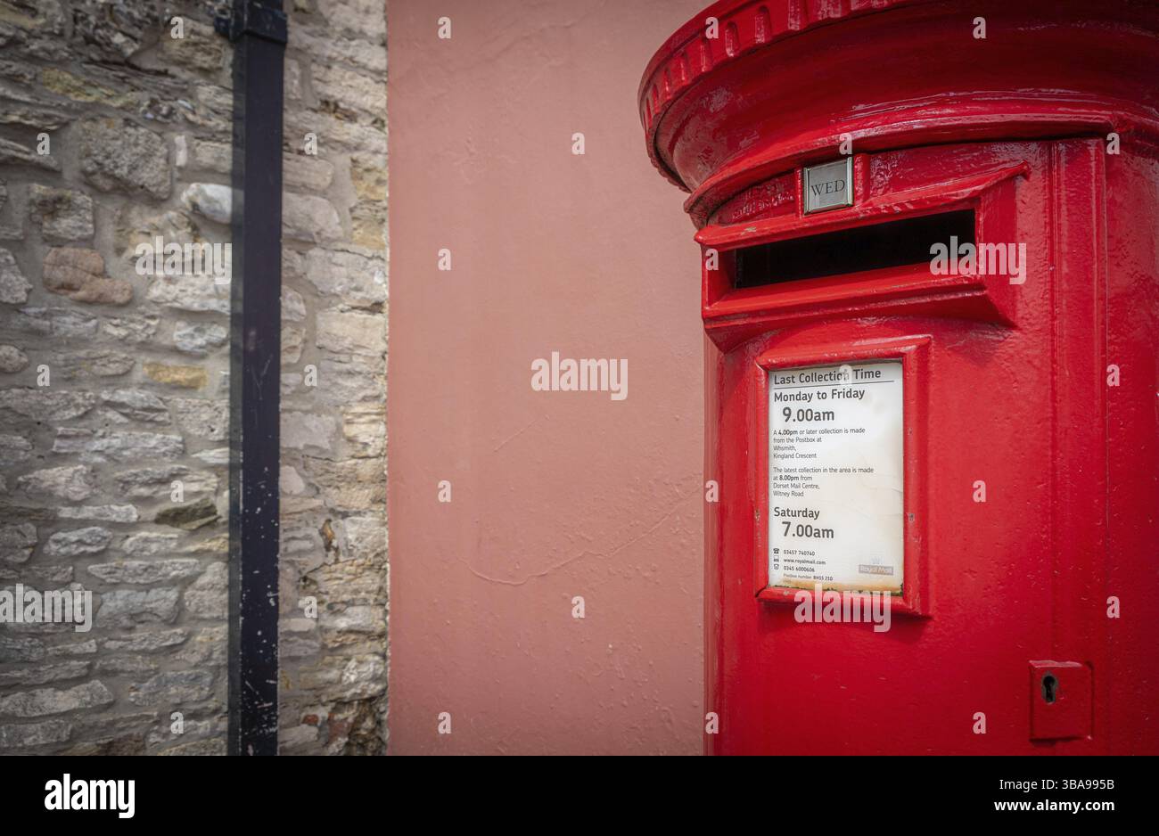 Tradizionale in rosso mail letter box e bus rosso in moto in Londra, Regno Unito. Simboli della città e Inghilterra Foto Stock