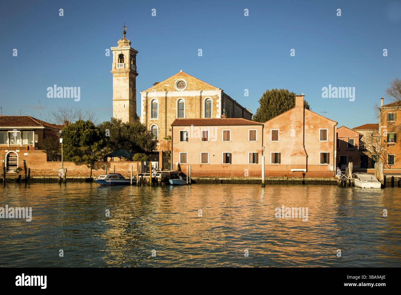 La pittoresca isola di Murano nella laguna veneta è intrecciata con canali e strette stradine tra case storiche e palazzi con belle ville Foto Stock