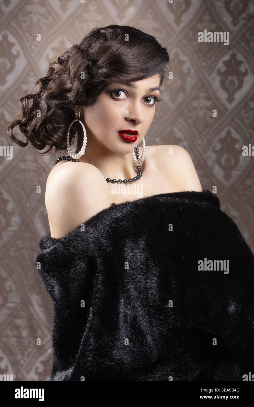 Ritratto di donna retrò. Sorpresa bella signora. Foto in stile vintage degli anni '20 o '30 Trucco e acconciatura con le dita vecchio stile Foto Stock