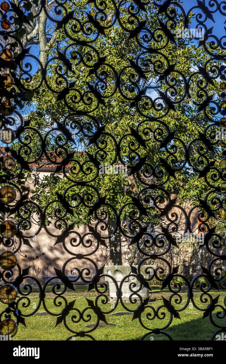 La pittoresca isola di Murano nella laguna veneta è intrecciata con canali e strette stradine tra case storiche e palazzi con belle ville Foto Stock