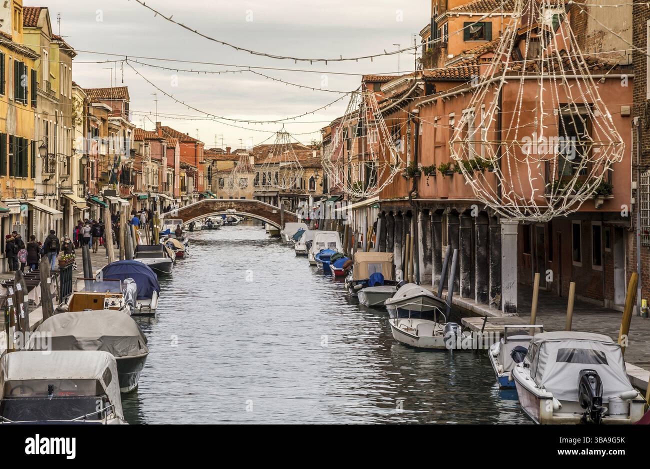La pittoresca isola di Murano nella laguna veneta è intrecciata con canali e strette stradine tra case storiche e palazzi con belle ville Foto Stock