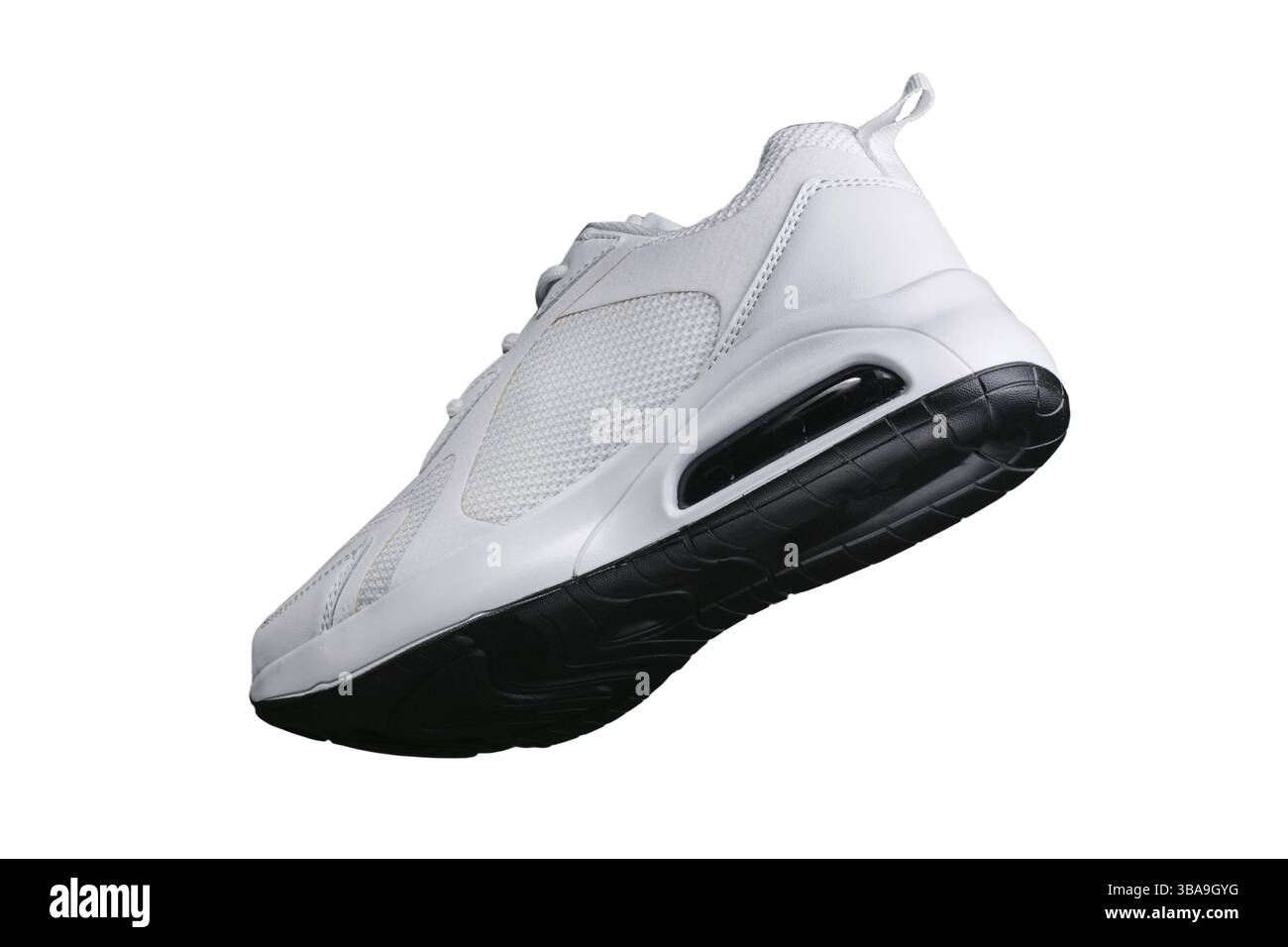 Scarpe da ginnastica bianche isolate con dettagli neri. Scarpe da ginnastica su sfondo bianco Foto Stock