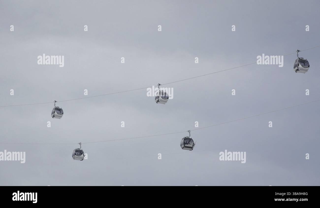 Impianti di risalita nella stazione sciistica austriaca delle Alpi, Austria, Europa Foto Stock