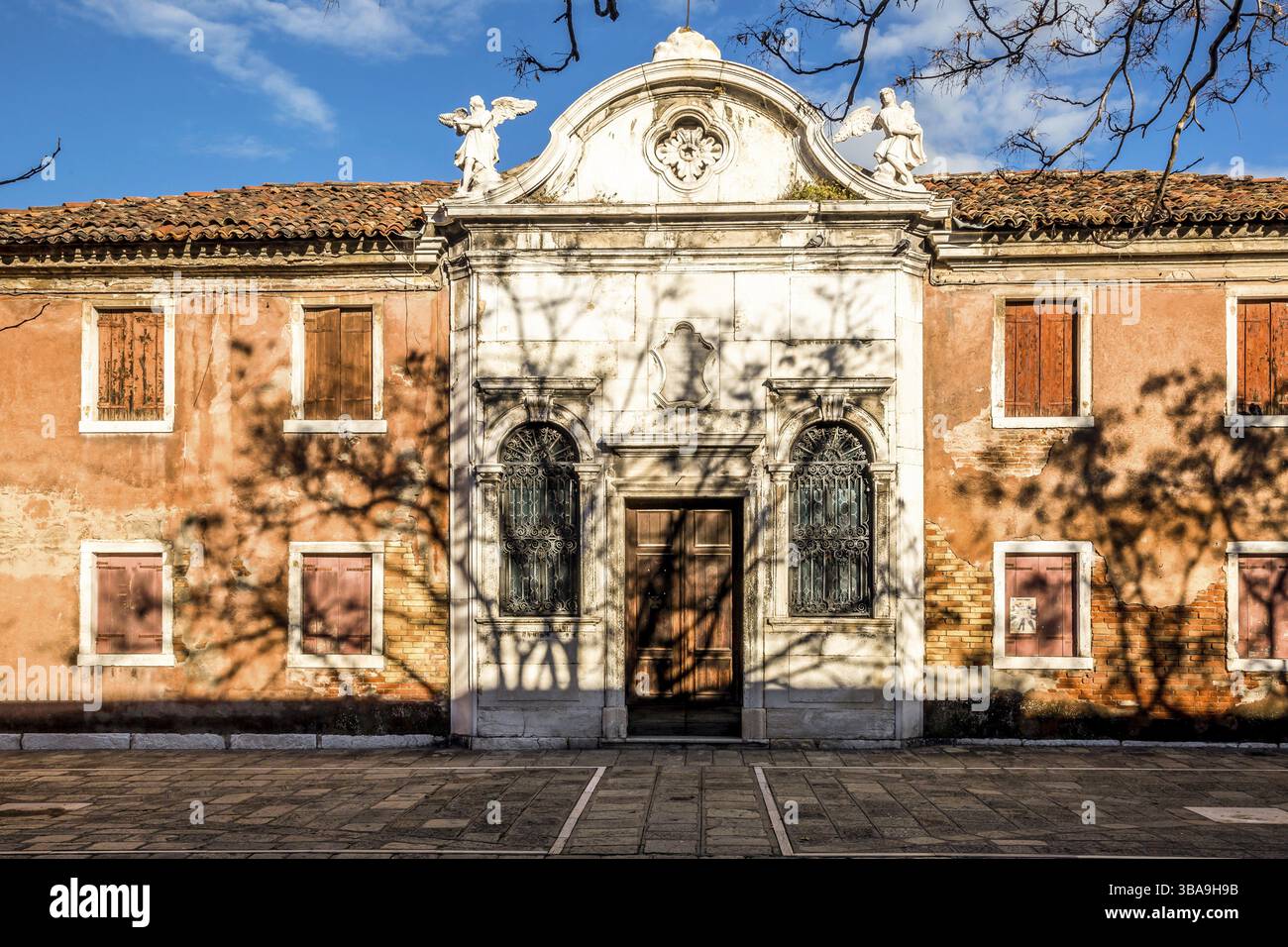 La pittoresca isola di Murano nella laguna veneta è intrecciata con canali e strette stradine tra case storiche e palazzi con belle ville Foto Stock