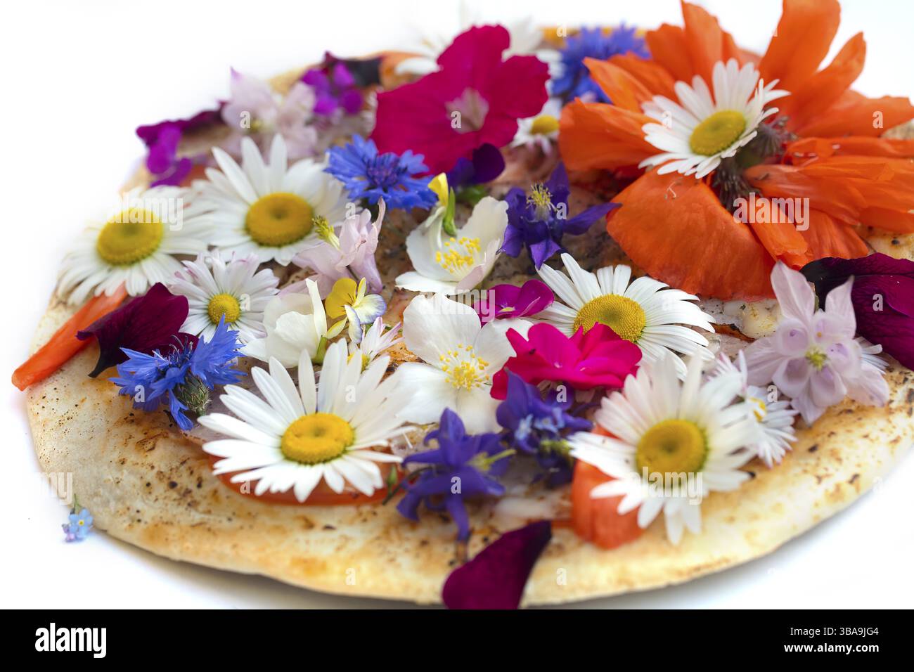 Pizza creativa condita con fiori colorati Foto Stock