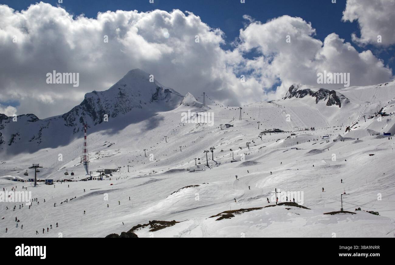 Panoramica di Austrian località sciistica nelle Alpi dell'Austria Foto Stock