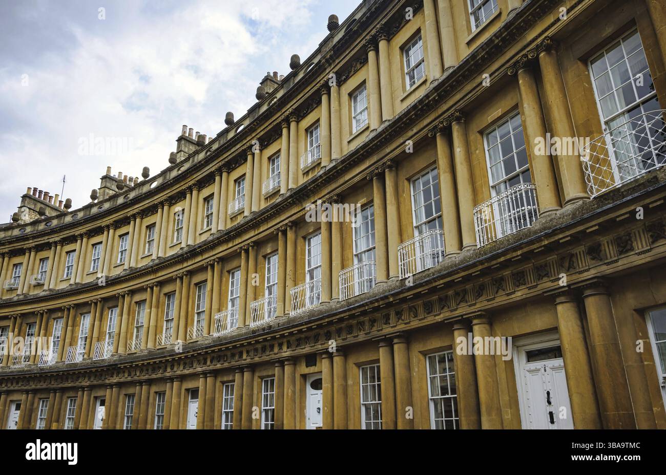 Terrazza curva delle case di città georgiane nel Circus, Bath, Inghilterra, Regno Unito, Europa Foto Stock