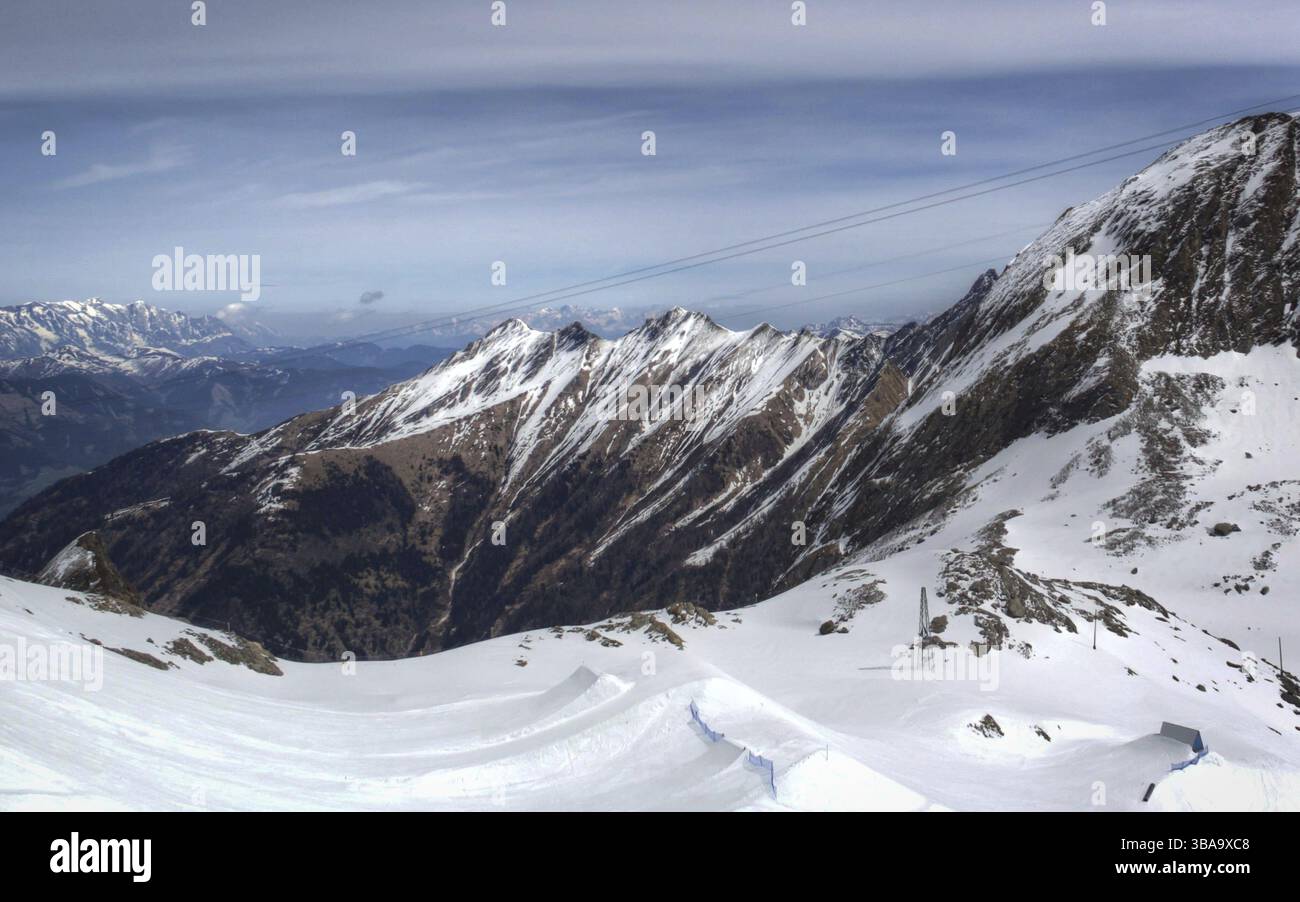 Panoramica di Austrian località sciistica nelle Alpi dell'Austria Foto Stock