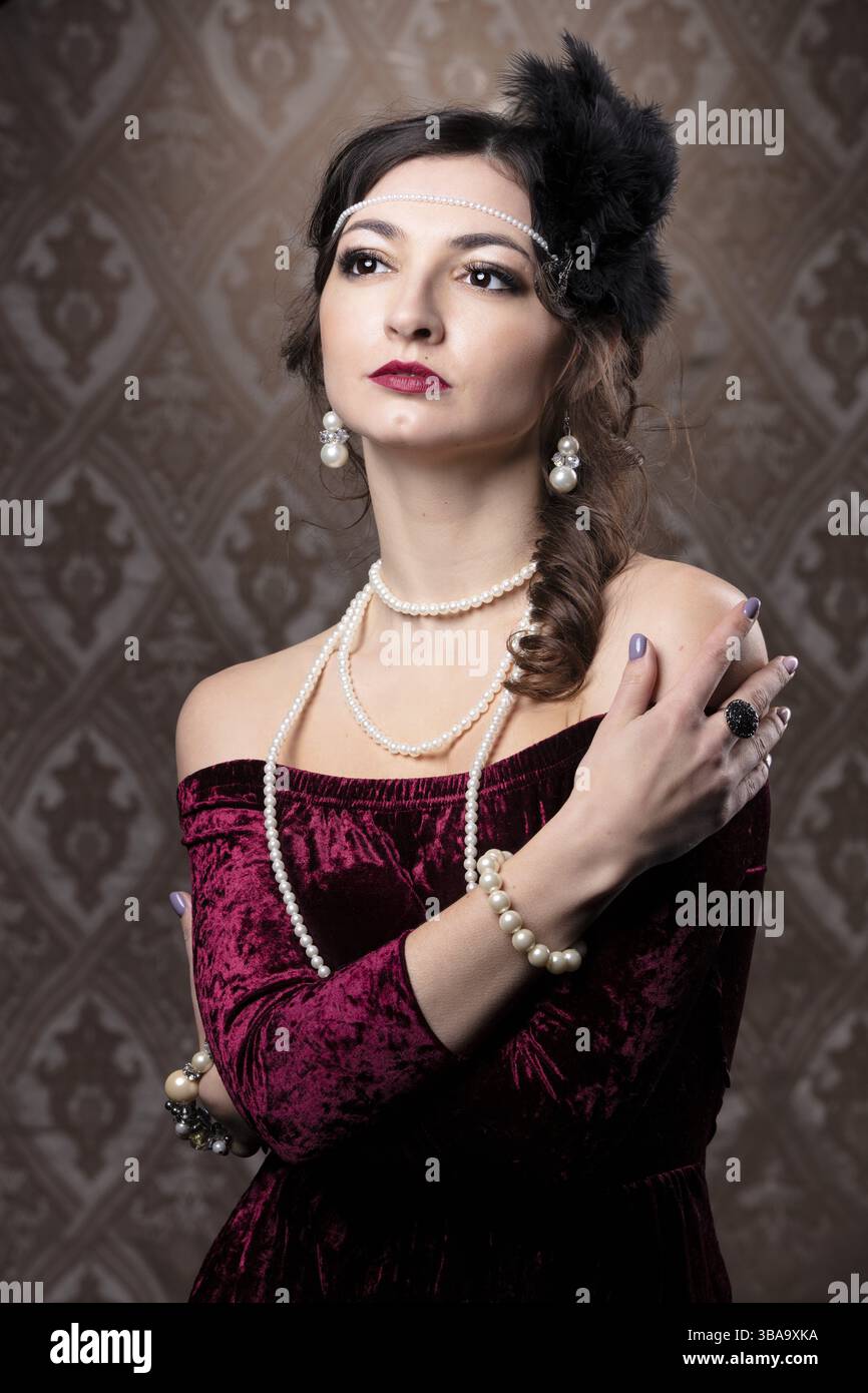 Ritratto di donna retrò. Donna di lusso in stile vintage degli anni '20 o '30 Foto Stock