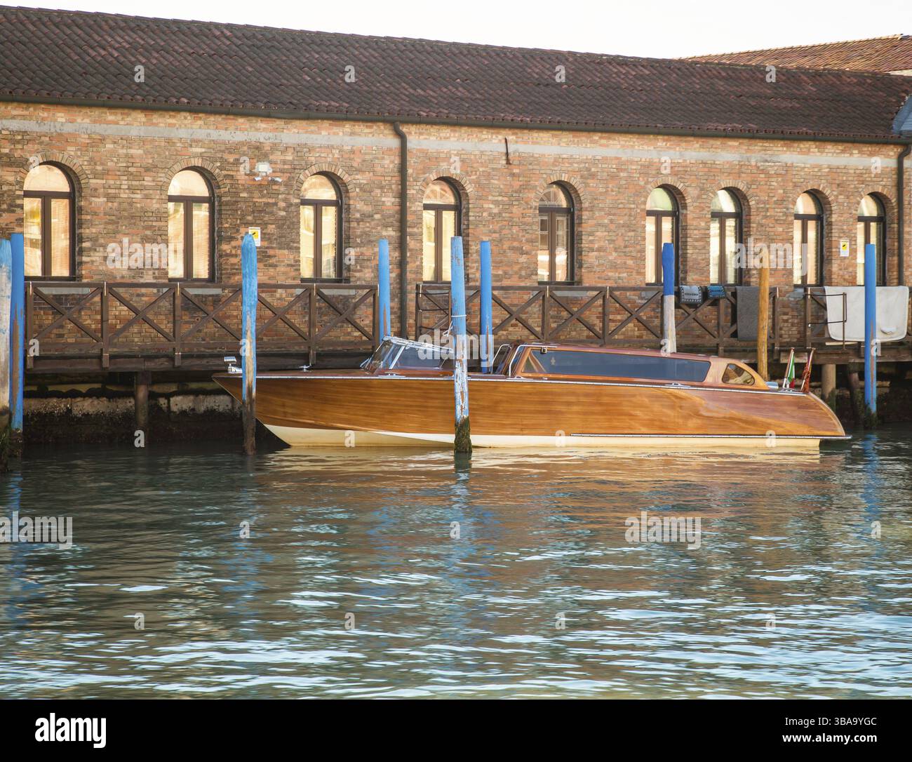 La pittoresca isola di Murano nella laguna veneta è intrecciata con canali e strette stradine tra case storiche e palazzi con belle ville Foto Stock