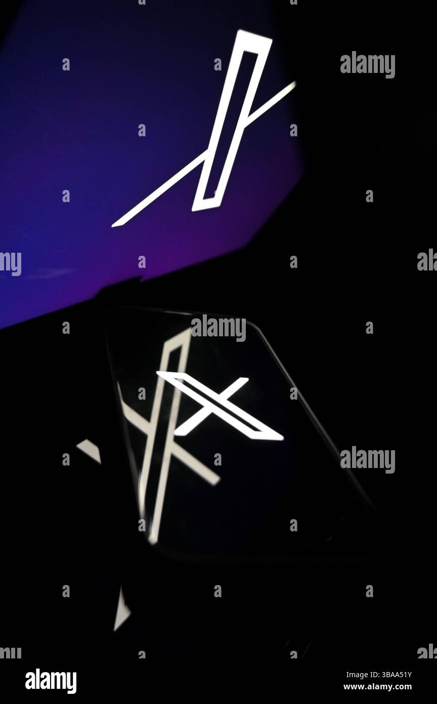Berlino, Germania. 12 maggio 2025. ILLUSTRAZIONE - il logo del servizio messaggi brevi X viene riprodotto in modo speculare. Crediti: Jennifer Brückner/dpa/Alamy Live News Foto Stock