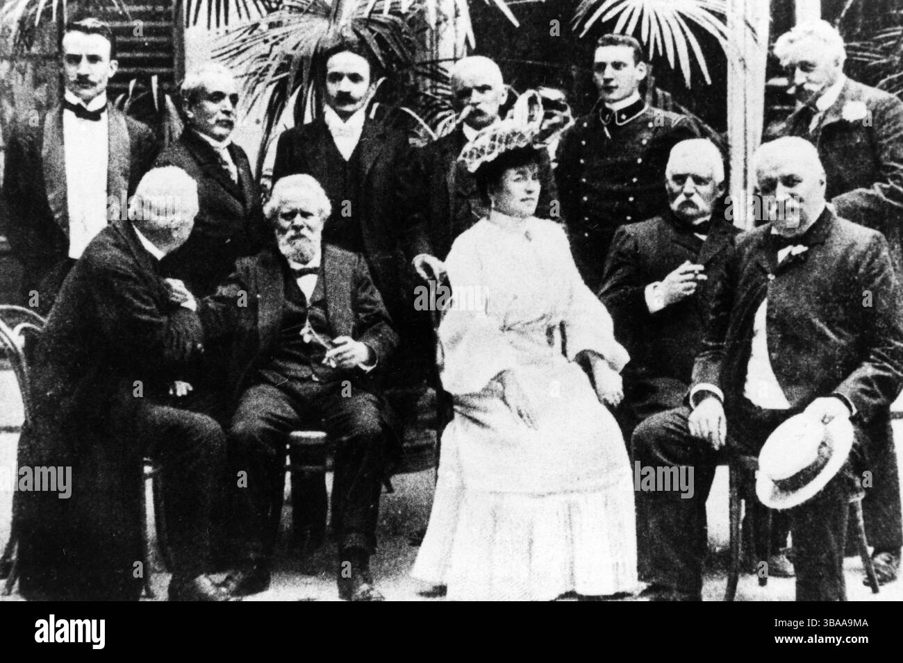 1900 Archivio storico Olycom/Lapresse Giosuè Alessandro Giuseppe Carducci (Valdicastello, 27 luglio 1835 - Bologna, 16 febbraio 1907) è stato un poeta, scrittore e critico letterario italiano. Carducci è stato il primo italiano vincitore del Premio Nobel per la letteratura. Insieme a Camillo Golgi, è stato il primo italiano in assoluto insignito di tale premio nel 1906. Nella foto: Il poeta Giosuè Alessandro Giuseppe Carducci premio Nobel per la letteratura nel 1906 nella foto: Il poeta Giosuè Alessandro Giuseppe Carducci, Premio Nobel per la letteratura nel 1906 Foto Stock 1900 Archivio storico Olycom/Lapresse Giosuè Alessandro Giuseppe Carducci (Valdicastello, 27 luglio 1835 - Bologna, 16 febbraio 1907) è stato un poeta, scrittore e critico letterario italiano. Carducci è stato il primo italiano vincitore del Premio Nobel per la letteratura. Insieme a Camillo Golgi, è stato il primo italiano in assoluto insignito di tale premio nel 1906. Nella foto: Il poeta Giosuè Alessandro Giuseppe Carducci premio Nobel per la letteratura nel 1906 nella foto: Il poeta Giosuè Alessandro Giuseppe Carducci, Premio Nobel per la letteratura nel 1906 Foto Stock