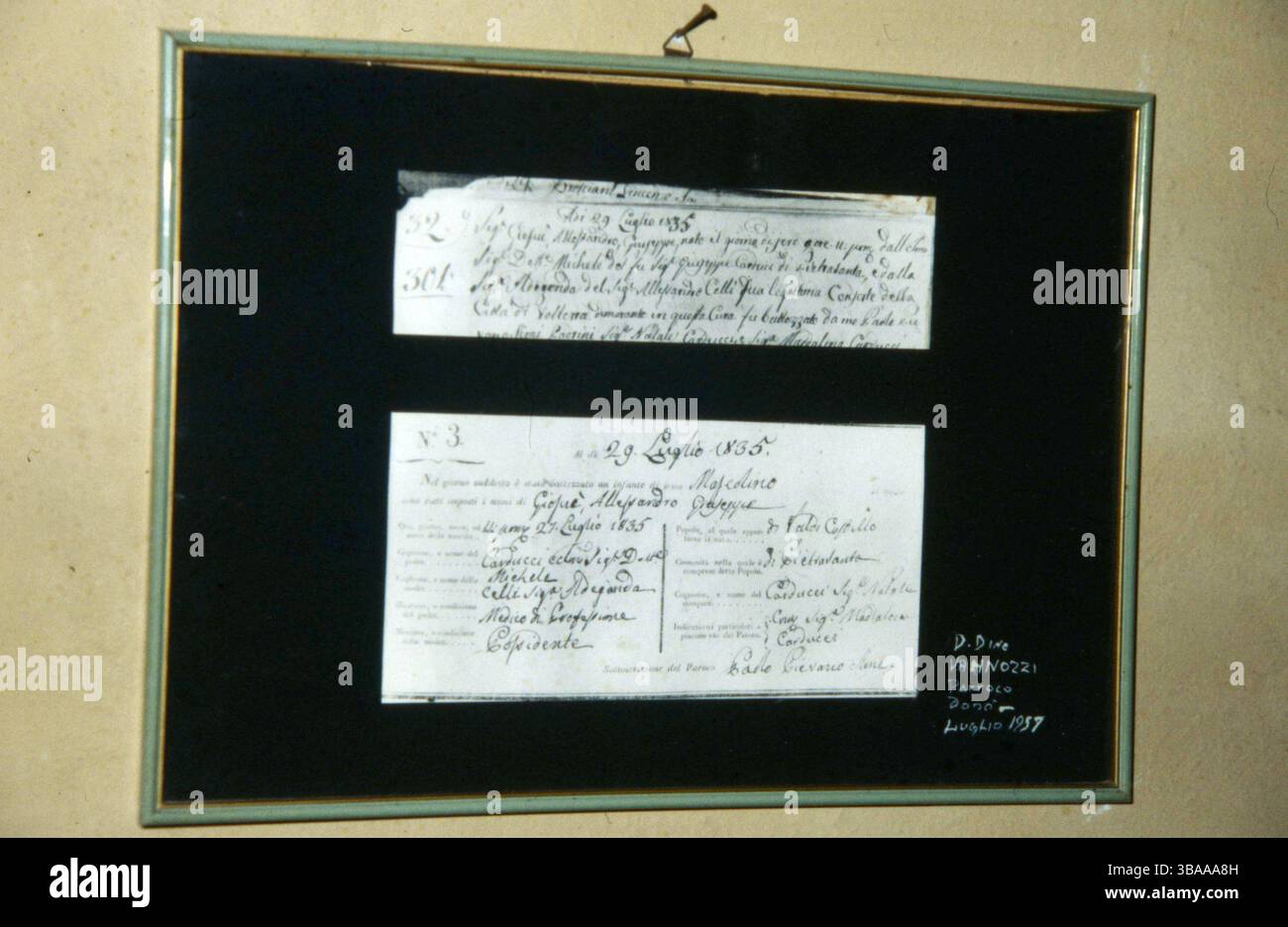 1996 Archivio storico Olycom/Lapresse Giosuè Alessandro Giuseppe Carducci (Valdicastello, 27 luglio 1835 - Bologna, 16 febbraio 1907) è stato un poeta, scrittore e critico letterario italiano. Carducci è stato il primo italiano vincitore del Premio Nobel per la letteratura. Insieme a Camillo Golgi, è stato il primo italiano in assoluto insignito di tale premio nel 1906. Nella foto: La casa a Valdicastello (Lucca) del poeta Giosuè Alessandro Giuseppe Carducci premio Nobel per la Letteratura nel 1906 nella foto: La casa a Valdicastello (Lucca) del poeta Giosuè Alessandro Giuseppe Carducc Foto Stock 1996 Archivio storico Olycom/Lapresse Giosuè Alessandro Giuseppe Carducci (Valdicastello, 27 luglio 1835 - Bologna, 16 febbraio 1907) è stato un poeta, scrittore e critico letterario italiano. Carducci è stato il primo italiano vincitore del Premio Nobel per la letteratura. Insieme a Camillo Golgi, è stato il primo italiano in assoluto insignito di tale premio nel 1906. Nella foto: La casa a Valdicastello (Lucca) del poeta Giosuè Alessandro Giuseppe Carducci premio Nobel per la Letteratura nel 1906 nella foto: La casa a Valdicastello (Lucca) del poeta Giosuè Alessandro Giuseppe Carducc Foto Stock