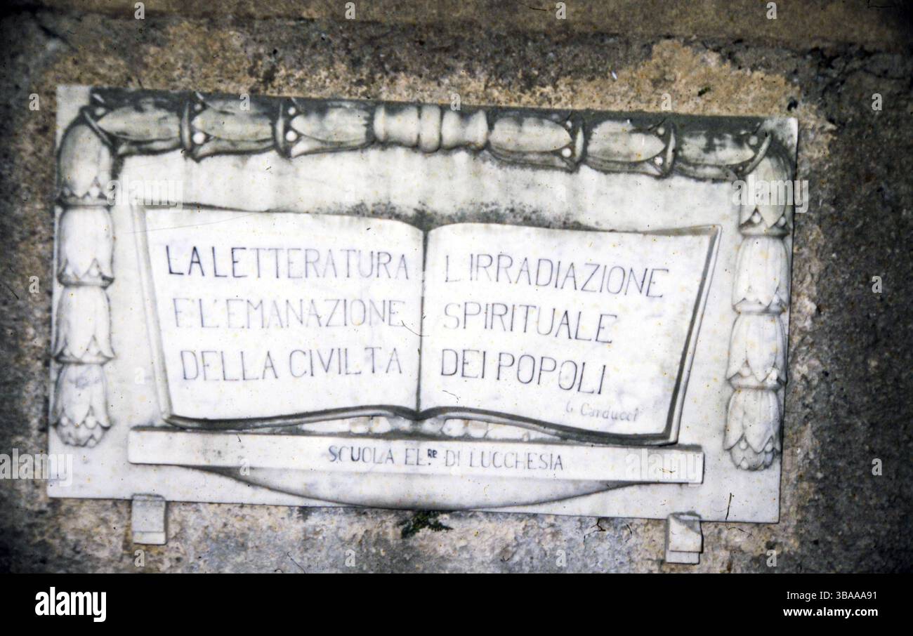1996 Archivio storico Olycom/Lapresse Giosuè Alessandro Giuseppe Carducci (Valdicastello, 27 luglio 1835 - Bologna, 16 febbraio 1907) è stato un poeta, scrittore e critico letterario italiano. Carducci è stato il primo italiano vincitore del Premio Nobel per la letteratura. Insieme a Camillo Golgi, è stato il primo italiano in assoluto insignito di tale premio nel 1906. Nella foto: La casa a Valdicastello (Lucca) del poeta Giosuè Alessandro Giuseppe Carducci premio Nobel per la Letteratura nel 1906 nella foto: La casa a Valdicastello (Lucca) del poeta Giosuè Alessandro Giuseppe Carducc Foto Stock 1996 Archivio storico Olycom/Lapresse Giosuè Alessandro Giuseppe Carducci (Valdicastello, 27 luglio 1835 - Bologna, 16 febbraio 1907) è stato un poeta, scrittore e critico letterario italiano. Carducci è stato il primo italiano vincitore del Premio Nobel per la letteratura. Insieme a Camillo Golgi, è stato il primo italiano in assoluto insignito di tale premio nel 1906. Nella foto: La casa a Valdicastello (Lucca) del poeta Giosuè Alessandro Giuseppe Carducci premio Nobel per la Letteratura nel 1906 nella foto: La casa a Valdicastello (Lucca) del poeta Giosuè Alessandro Giuseppe Carducc Foto Stock