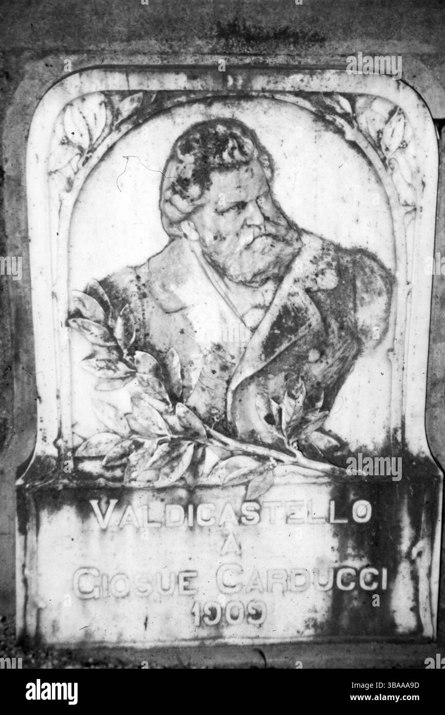 1996 Archivio storico Olycom/Lapresse Giosuè Alessandro Giuseppe Carducci (Valdicastello, 27 luglio 1835 - Bologna, 16 febbraio 1907) è stato un poeta, scrittore e critico letterario italiano. Carducci è stato il primo italiano vincitore del Premio Nobel per la letteratura. Insieme a Camillo Golgi, è stato il primo italiano in assoluto insignito di tale premio nel 1906. Nella foto: La casa a Valdicastello (Lucca) del poeta Giosuè Alessandro Giuseppe Carducci premio Nobel per la Letteratura nel 1906 nella foto: La casa a Valdicastello (Lucca) del poeta Giosuè Alessandro Giuseppe Carducc Foto Stock 1996 Archivio storico Olycom/Lapresse Giosuè Alessandro Giuseppe Carducci (Valdicastello, 27 luglio 1835 - Bologna, 16 febbraio 1907) è stato un poeta, scrittore e critico letterario italiano. Carducci è stato il primo italiano vincitore del Premio Nobel per la letteratura. Insieme a Camillo Golgi, è stato il primo italiano in assoluto insignito di tale premio nel 1906. Nella foto: La casa a Valdicastello (Lucca) del poeta Giosuè Alessandro Giuseppe Carducci premio Nobel per la Letteratura nel 1906 nella foto: La casa a Valdicastello (Lucca) del poeta Giosuè Alessandro Giuseppe Carducc Foto Stock