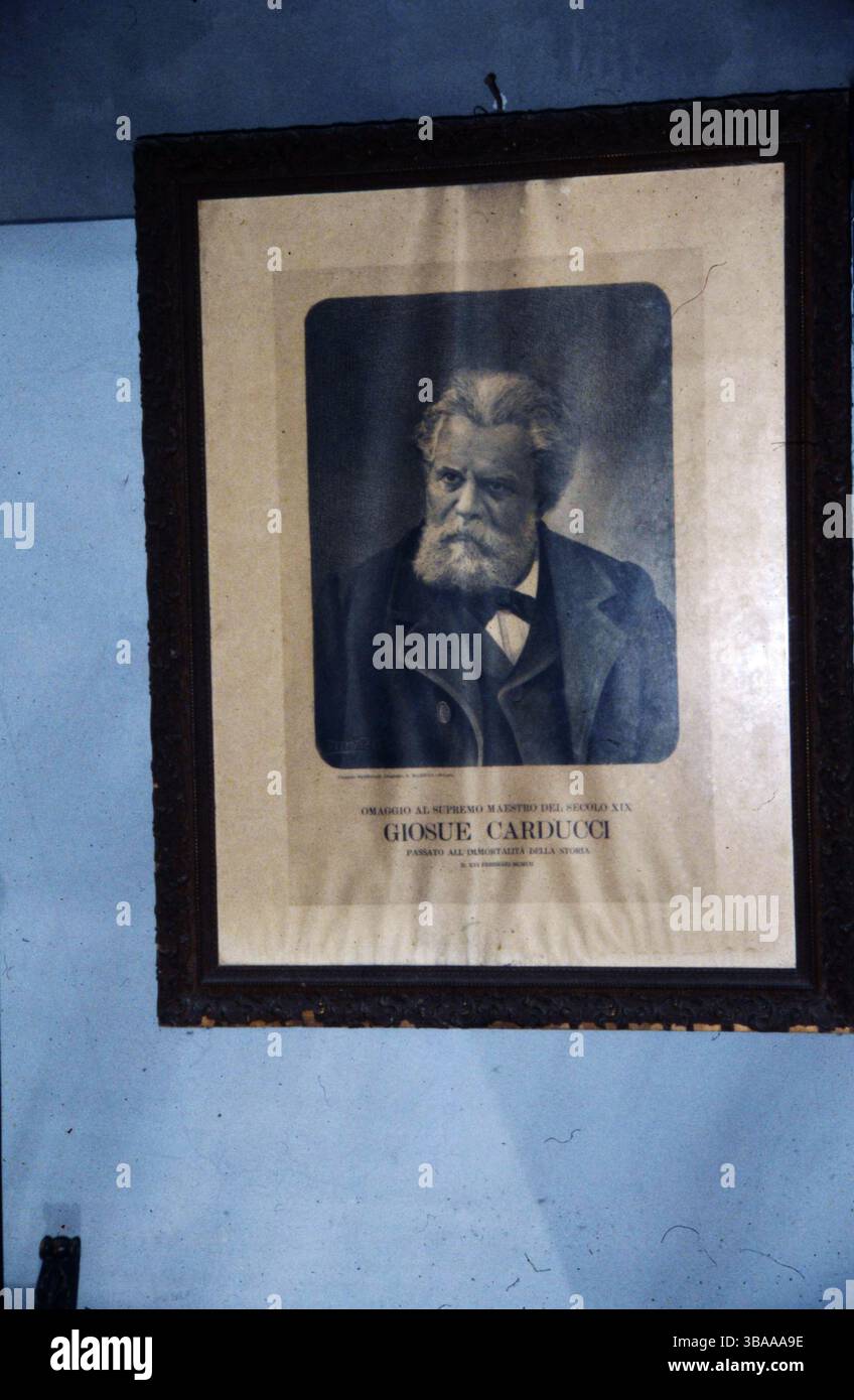 1996 Archivio storico Olycom/Lapresse Giosuè Alessandro Giuseppe Carducci (Valdicastello, 27 luglio 1835 - Bologna, 16 febbraio 1907) è stato un poeta, scrittore e critico letterario italiano. Carducci è stato il primo italiano vincitore del Premio Nobel per la letteratura. Insieme a Camillo Golgi, è stato il primo italiano in assoluto insignito di tale premio nel 1906. Nella foto: La casa a Valdicastello (Lucca) del poeta Giosuè Alessandro Giuseppe Carducci premio Nobel per la Letteratura nel 1906 nella foto: La casa a Valdicastello (Lucca) del poeta Giosuè Alessandro Giuseppe Carducc Foto Stock 1996 Archivio storico Olycom/Lapresse Giosuè Alessandro Giuseppe Carducci (Valdicastello, 27 luglio 1835 - Bologna, 16 febbraio 1907) è stato un poeta, scrittore e critico letterario italiano. Carducci è stato il primo italiano vincitore del Premio Nobel per la letteratura. Insieme a Camillo Golgi, è stato il primo italiano in assoluto insignito di tale premio nel 1906. Nella foto: La casa a Valdicastello (Lucca) del poeta Giosuè Alessandro Giuseppe Carducci premio Nobel per la Letteratura nel 1906 nella foto: La casa a Valdicastello (Lucca) del poeta Giosuè Alessandro Giuseppe Carducc Foto Stock
