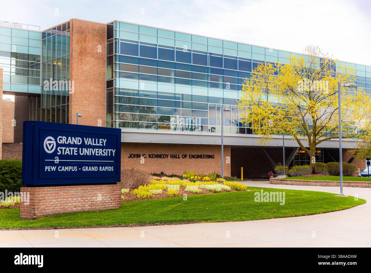 Grand Rapids, mi, Stati Uniti d'America - 04-23-2025: Foto dell'ingresso alla sala di ingegneria della Grand Valley State University di Grand Rapids Michigan Foto Stock