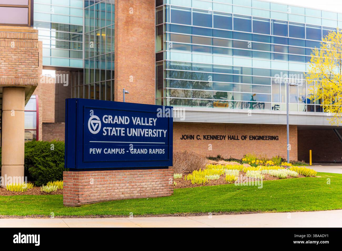 Grand Rapids, mi, Stati Uniti d'America - 04-23-2025: Foto dell'ingresso alla sala di ingegneria della Grand Valley State University di Grand Rapids Michigan Foto Stock