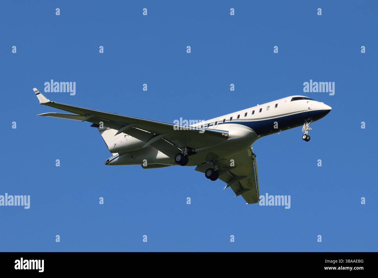 M-PORT, Bombardier Global 5000, arrivo all'aeroporto di Londra Stansted, Essex, Regno Unito il 12 maggio 2025 Foto Stock