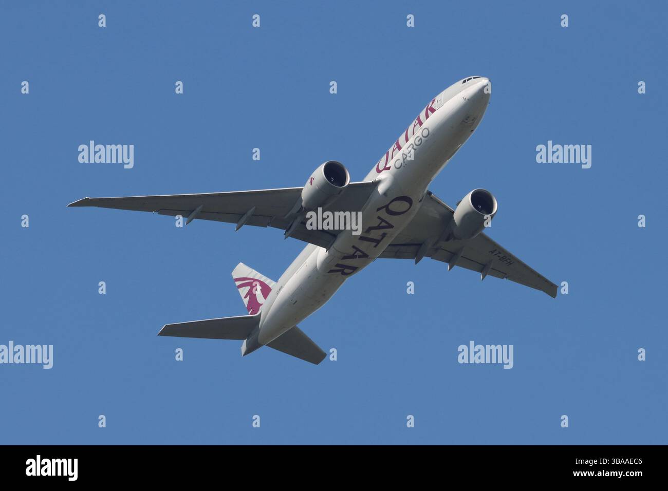 A7-BFH, Qatar Airways Cargo, Boeing 777F, partenza dall'aeroporto di Londra Stansted, Essex, Regno Unito il 12 maggio 2025 Foto Stock