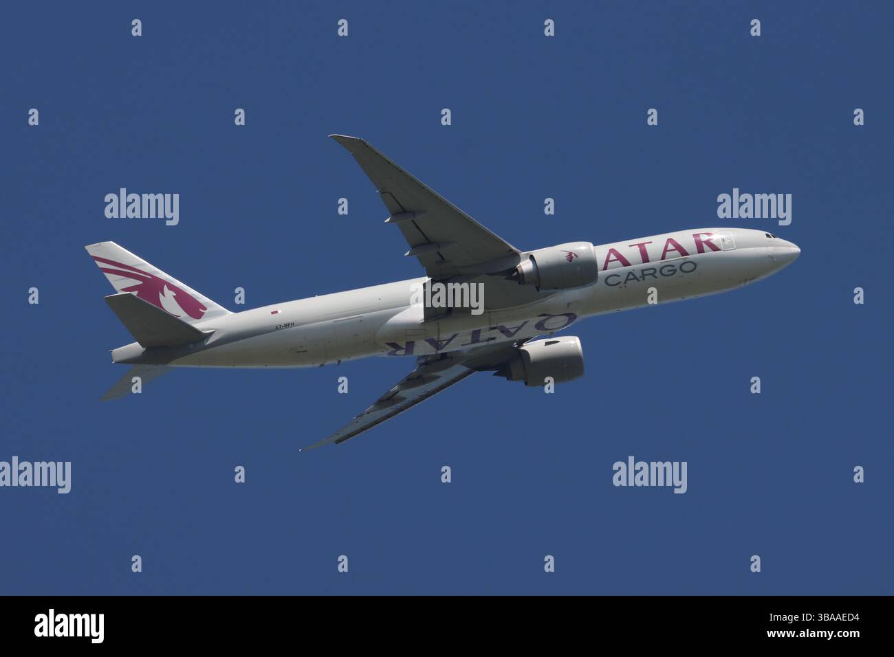 A7-BFH, Qatar Airways Cargo, Boeing 777F, partenza dall'aeroporto di Londra Stansted, Essex, Regno Unito il 12 maggio 2025 Foto Stock