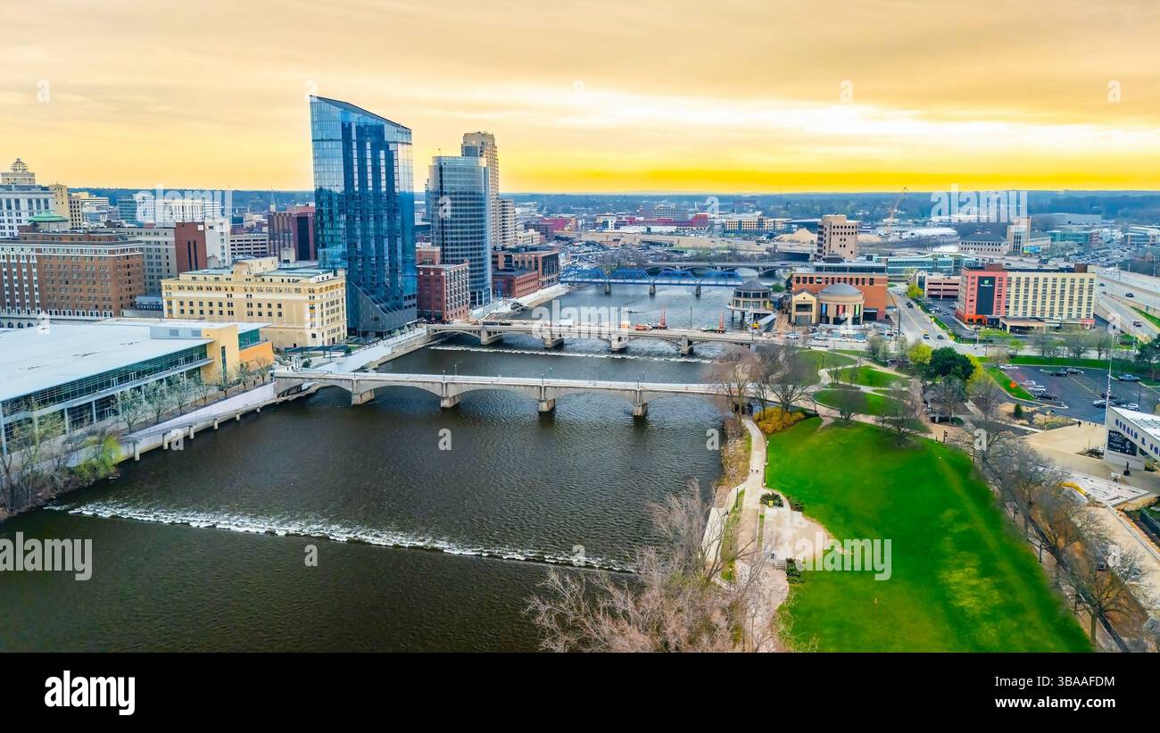 Grand Rapids, Michigan, Stati Uniti - 04-23-2025: Foto di Grand Rapids Michigan con grattacieli moderni e ponti multipli che attraversano il fiume attraverso la discesa Foto Stock