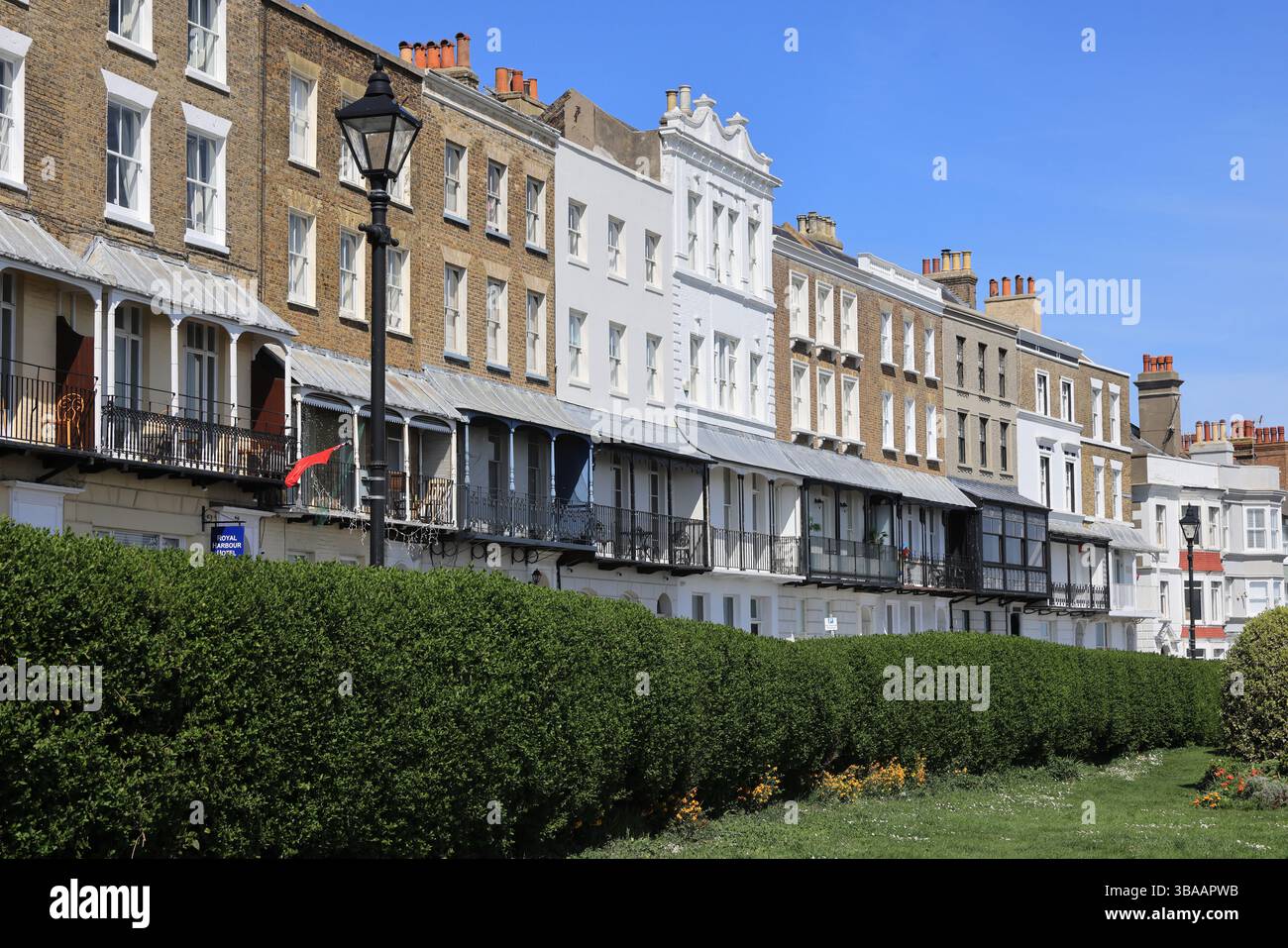 Le incantevoli case storiche di grado II sulla Royal Parade si affacciano sul porto di Ramsgate, Thanet, Kent, Regno Unito Foto Stock
