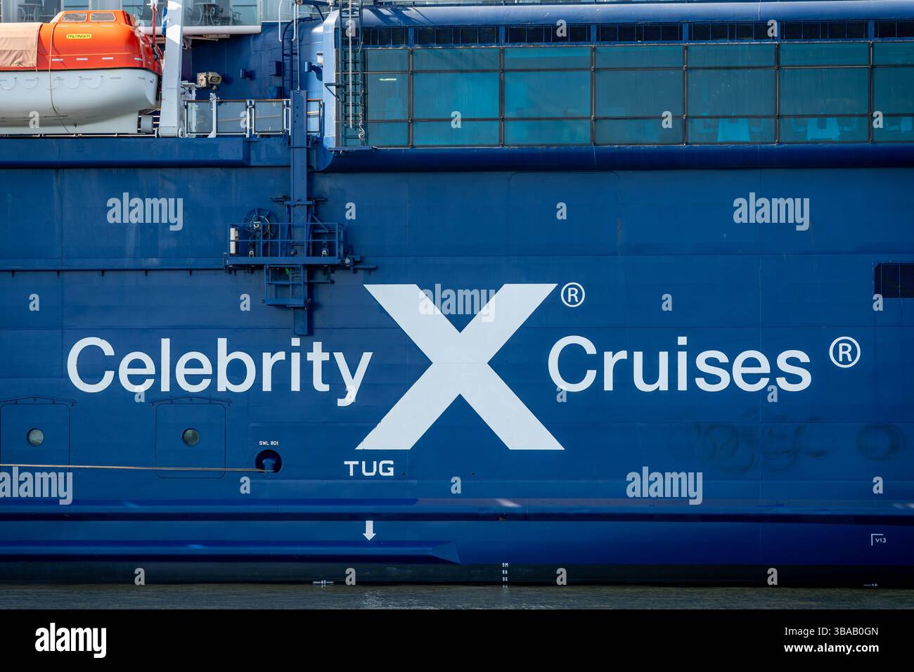 Amsterdam, Paesi Bassi, 09.05.2025, logo Celebrity Cruises su una grande nave da crociera Celebrity Eclipse Foto Stock