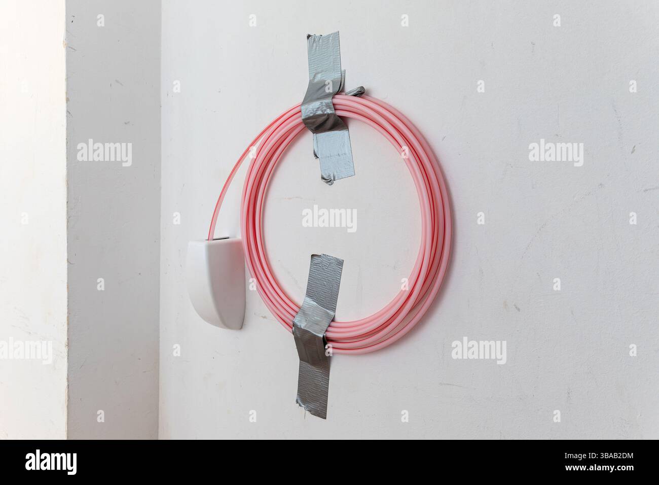 connessione domestica a fibre ottiche di recente posa nel seminterrato di un vecchio edificio residenziale Foto Stock