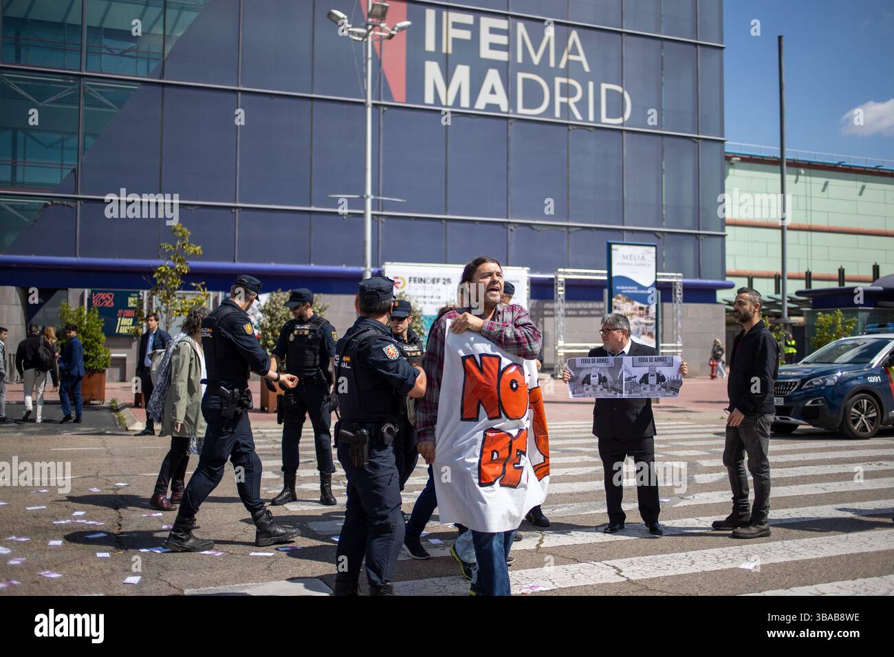 Madrid, Spagna. 12 maggio 2025. Gli attivisti delle organizzazioni pacifiste e antimilitariste "Desarma Madrid" stanno conducendo un'azione diretta contro la Fiera internazionale della difesa e della sicurezza (FEINDEF), attualmente in corso presso l'IFEMA (Madrid Trade Fair Institution), per denunciare il commercio di armi. Le armi vendute qui uccidono persone nelle zone di conflitto. Crediti: D. Canales Carvajal/Alamy Live News Foto Stock