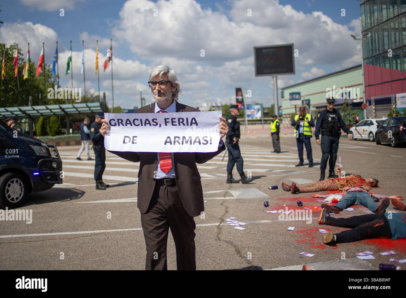 Madrid, Spagna. 12 maggio 2025. Gli attivisti delle organizzazioni pacifiste e antimilitariste "Desarma Madrid" stanno conducendo un'azione diretta contro la Fiera internazionale della difesa e della sicurezza (FEINDEF), attualmente in corso presso l'IFEMA (Madrid Trade Fair Institution), per denunciare il commercio di armi. Le armi vendute qui uccidono persone nelle zone di conflitto. Crediti: D. Canales Carvajal/Alamy Live News Foto Stock
