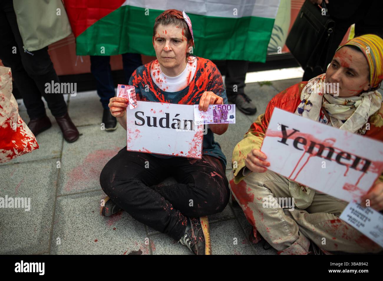 Madrid, Spagna. 12 maggio 2025. Gli attivisti delle organizzazioni pacifiste e antimilitariste "Desarma Madrid" stanno conducendo un'azione diretta contro la Fiera internazionale della difesa e della sicurezza (FEINDEF), attualmente in corso presso l'IFEMA (Madrid Trade Fair Institution), per denunciare il commercio di armi. Le armi vendute qui uccidono persone nelle zone di conflitto. Crediti: D. Canales Carvajal/Alamy Live News Foto Stock