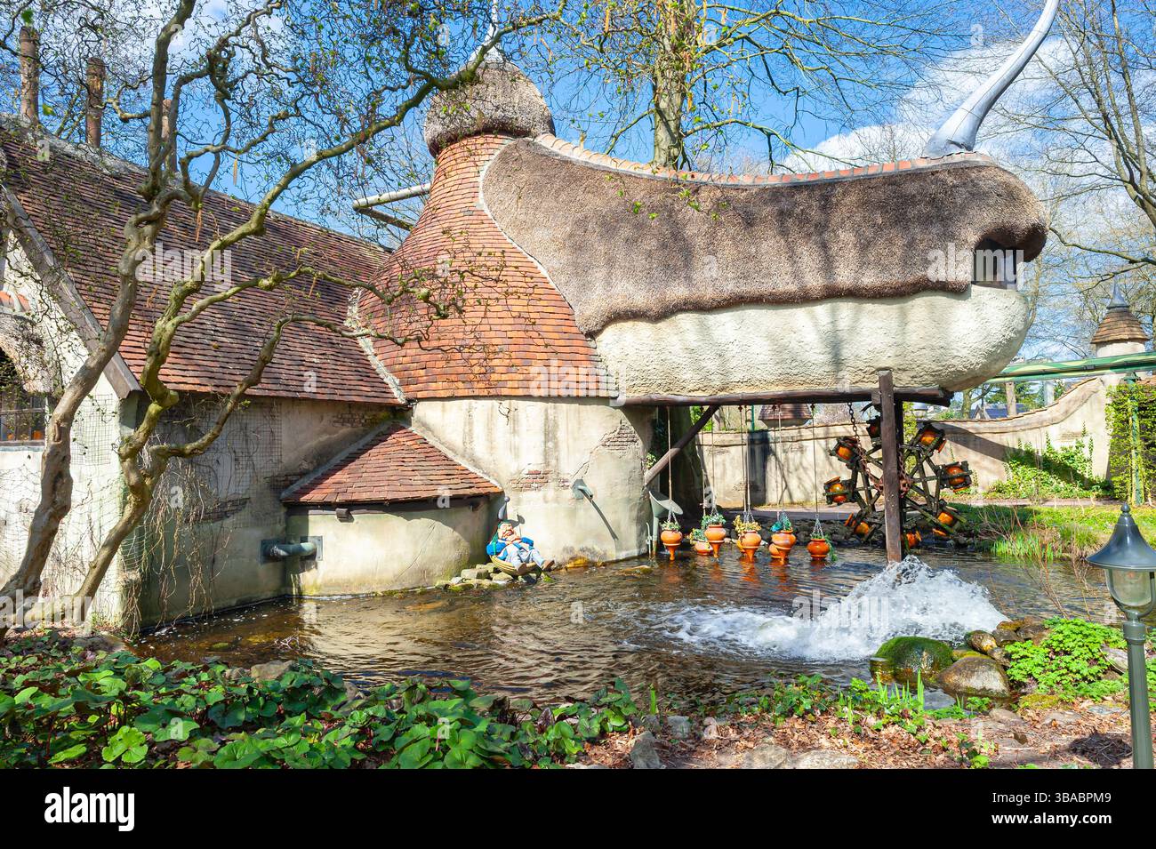 Pittoresco cottage lungo il lungomare della gente di Laaf nel parco divertimenti e a tema Efteling, Paesi Bassi Foto Stock