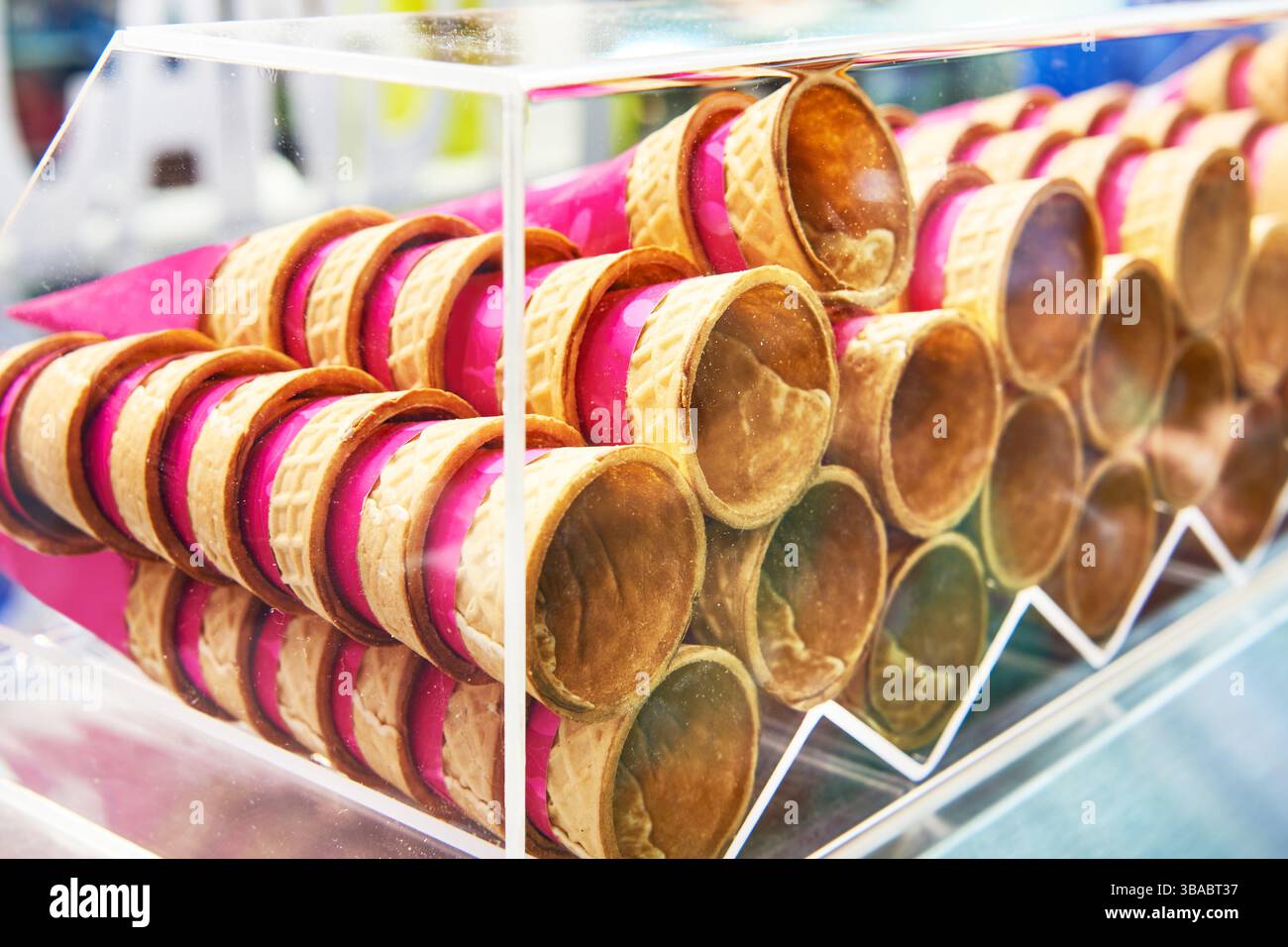 Coni per cialde per gelato in vetrina in un negozio Foto Stock
