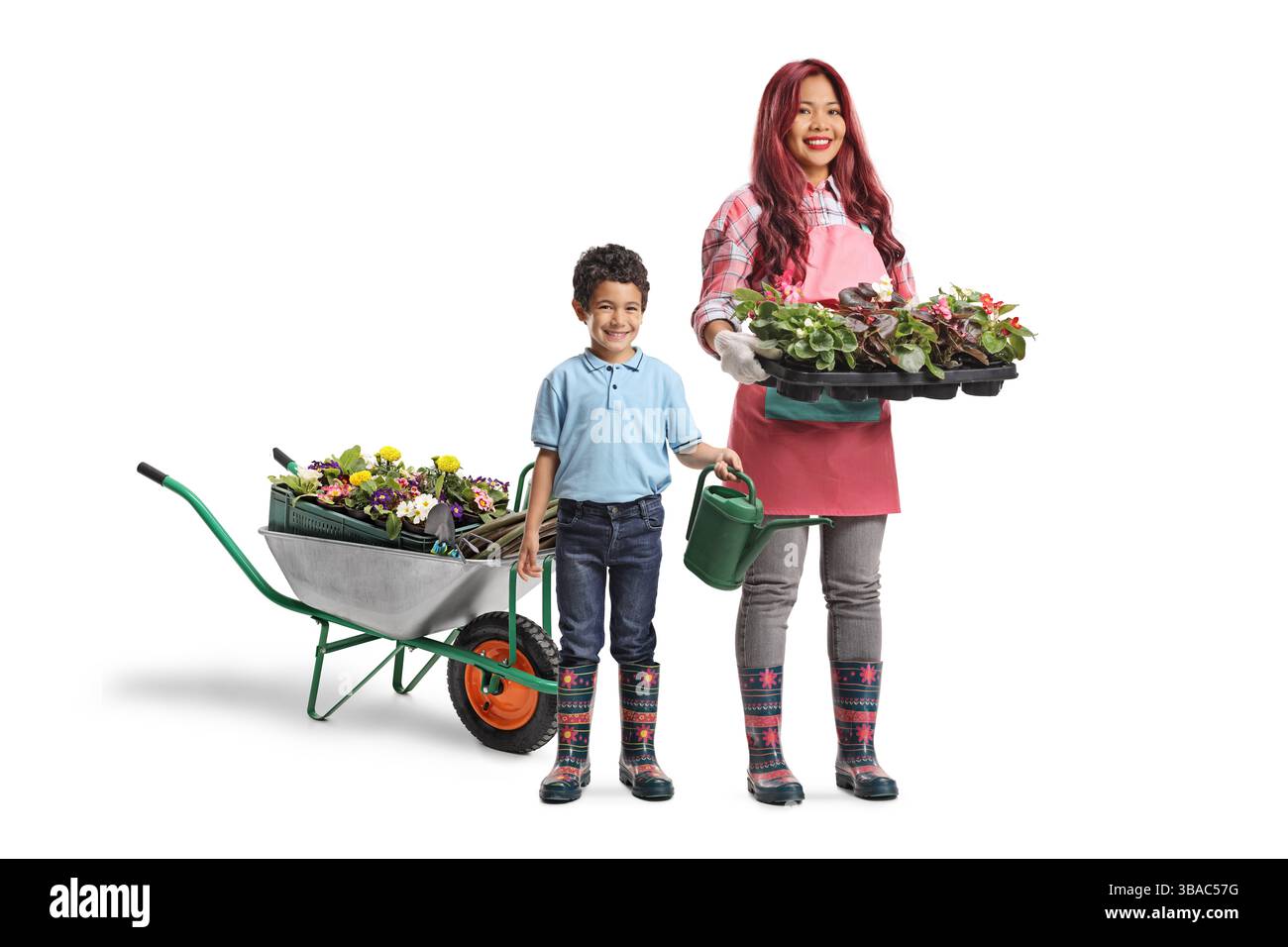 Madre e figlio con piante e attrezzature da giardinaggio isolate su sfondo bianco Foto Stock